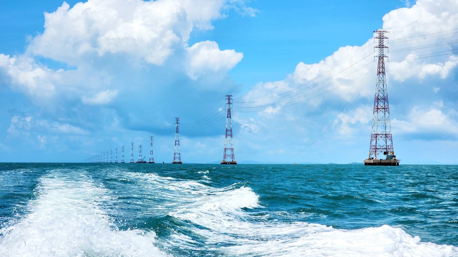 Công trình đường dây vượt biển trên không cấp điện áp 220 kV dài nhất khu vực Đông Nam Á