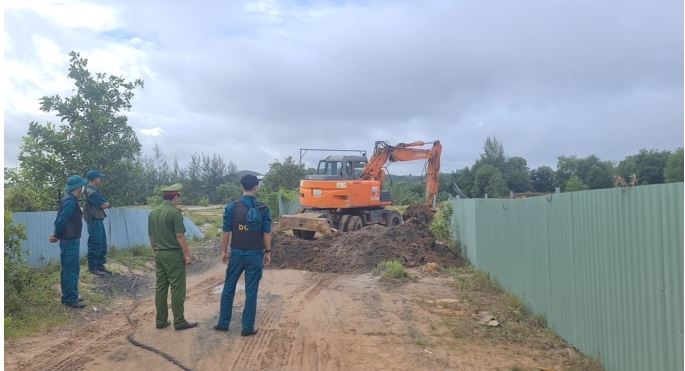 Tổ công tác tiến hành thực hiện biện pháp ngăn chặn lấn chiếm đất rừng phòng hộ